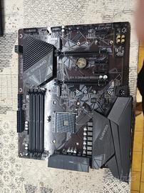 Scheda madre GIGABYTE B550