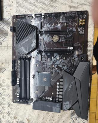 Scheda madre GIGABYTE B550