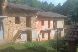 Rustico Pratogaudino con 11 giornate terreno bosco