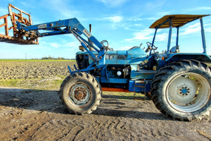 Trattore Ford 8210 DT 4RM 6 cilindri cv 110