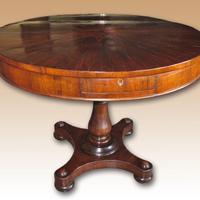 Tavolo rotondo intarsiato da salotto dell'Ottocent