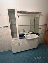 Mobile bagno con lavandino e specchio