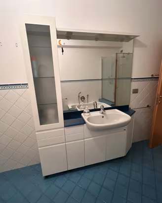 Mobile bagno con lavandino e specchio