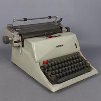 Macchina da scrivere Olivetti 82