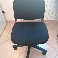 Sedia nera da scrivania in tessuto