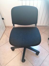 Sedia nera da scrivania in tessuto