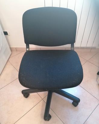 Sedia nera da scrivania in tessuto