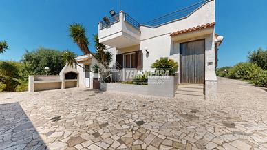 Villa singola con ampi esterni e trullo a 5 km da