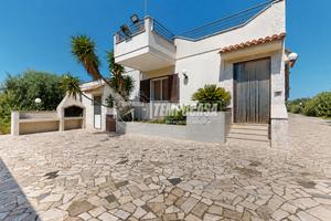 Villa singola con ampi esterni e trullo a 5 km da