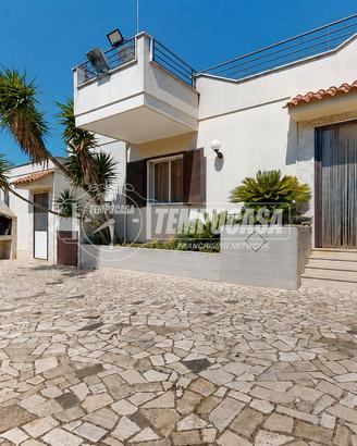 Villa singola con ampi esterni e trullo a 5 km da