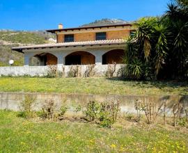 Villa in pietra panoramica con giardino e terreno