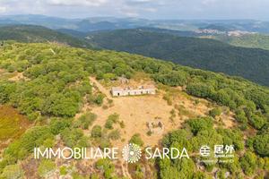 Antico stazzo gallurese da ristrutturare con 41 et