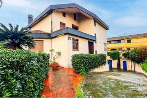 Villa con grande cortile