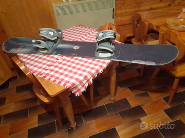 Tavola da snowboard 157 cm usata con attacchi wide