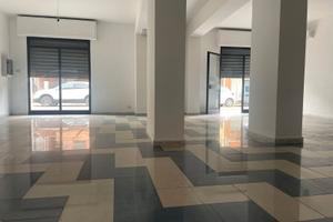 Locale commerciale con due vetrine