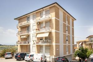 4 LOCALI A FERMO