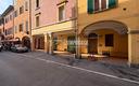 via-irnerio-negozio-con-vetrina-fronte-strada