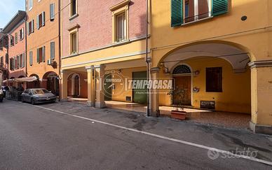 VIA IRNERIO - NEGOZIO CON VETRINA FRONTE STRADA