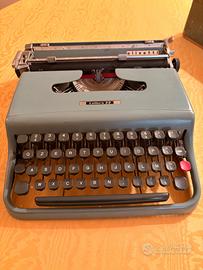 Macchina da scrivere Olivetti lettera 22