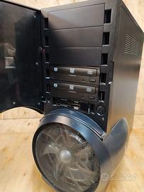 Case Full Tower usato per computer.