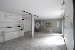 NEGOZIO A VIMERCATE