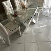 Tavolo in cristallo moderno con sedie