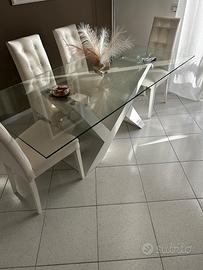 Tavolo in cristallo moderno con sedie