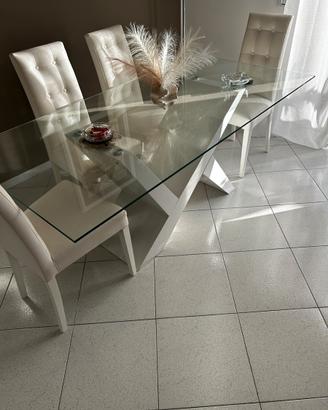 Tavolo in cristallo moderno con sedie