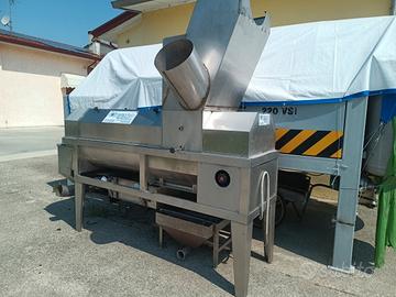 Pigiadiraspatrice per uva Marca Cingano
