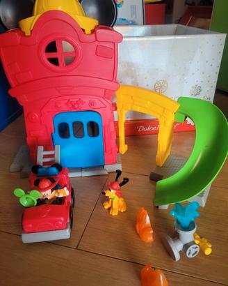 Caserma dei pompieri di topolino
