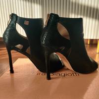 Scarpe con tacco nere e occhiello Laura biagiotti