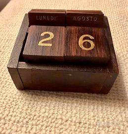 Calendario perpetuo vintage in legno