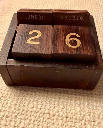Calendario perpetuo vintage in legno