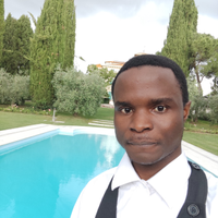 Cameriere lavapiatti lavoro in cucina e altro