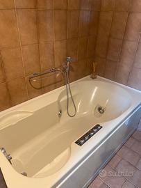 Bagno completo Sanitari e vasca idro. Jacuzzi