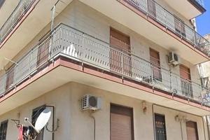 Giarre, appartamento di circa 120 mq oltre garage