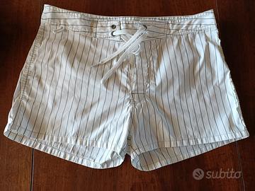 Costume a pantaloncino bianco a righe