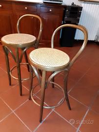 2 Sgabelli in legno e rattan