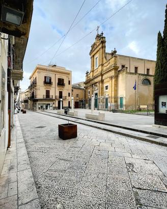 Locale commerciale Categoria C1 in centro storico