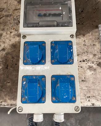 Quadretto elettrico da cantiere usato.