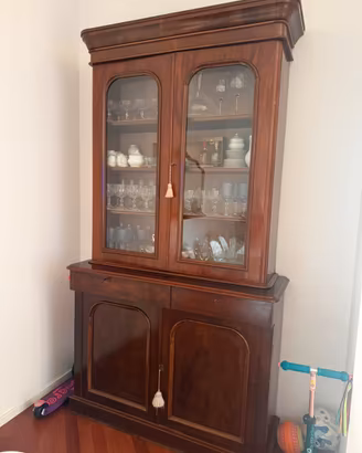 Credenza antica