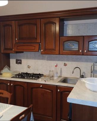Cucina completa in legno con elettrodomestici