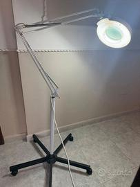 Lampada estetica con lente d'ingrandimento