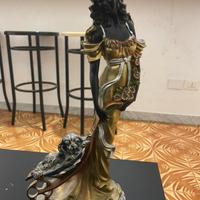 Statua donna stile liberty