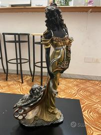 Statua donna stile liberty