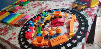 Lotto giochi costruzioni + treno + garage Chicco