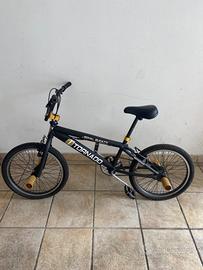 Bici BMX nera e oro