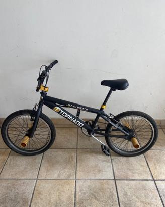 Bici BMX nera e oro
