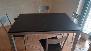 Tavolo con sedie 