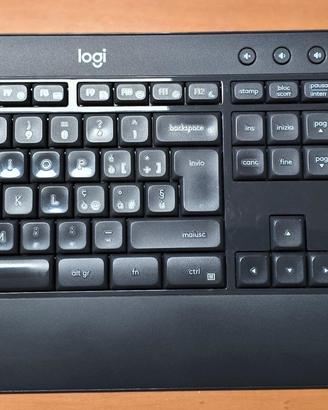 Tastiera e mouse Logitech wireless di colore nero